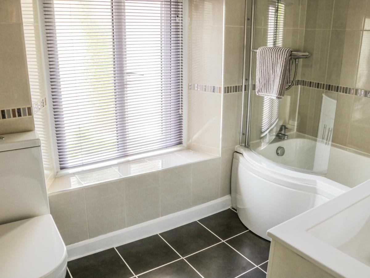 8 Stonegate Villa Bentham ภายนอก รูปภาพ